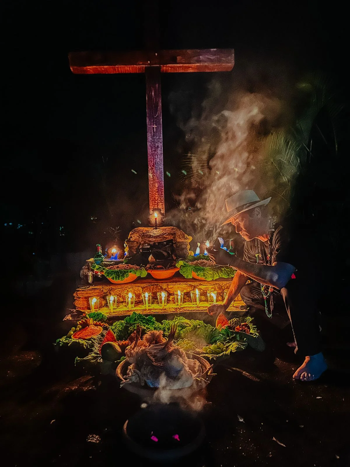 Cruzeiro da Cova com velas acesas durante trabalho ritual
